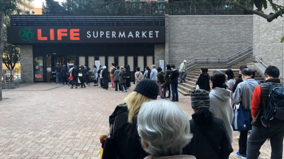 도쿄서도 식료품 사재기 파동…아베 '긴급사태선언' 가능성