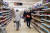 지난 20일 영국 런던의 한 슈퍼마켓에서 손님들이 마스크를 쓴 채 장을 보고 있다. [신화통신=연합뉴스]  