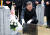27일 문재인 대통령이 한주호 준위의 묘역을 참배하고 있다. 강정현 기자
