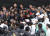 타이거 우즈가 조조 챔피언십 우승을 확정한 뒤에 자원봉사자들과 기념 촬영을 하고 있다. [AP=연합뉴스]