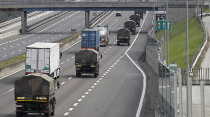 코로나19로 하루 사망자 969명…희생자 관 옮기는 이탈리아 군 트럭 행렬 이어져
