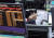 지난 13일 코스피 폭락에 유가증권시장 매도 사이드카 발동했다. 서울 을지로 하나은행 본점 딜링룸에서 한 외환딜러가 모니터를 바라보고 있다. / 사진:연합뉴스