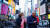 미국 뉴욕 타임스퀘어를 방문한 시민이 마스크를 착용하고 있다. AFP=연합뉴스