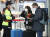 24일 영국 런던발 여객기로 입국한 외국인들이 인천국제공항에서 경찰관의 안내를 받고 있다. *기사내용과 직접적인 관련 없습니다. 뉴스1