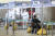 26일 오후 인천국제공항 제2터미널 옥외공간에 설치된 개방형 선별진료소(오픈 워킹스루)에서 영국 런던발 여객기를 타고 입국한 무증상 외국인들이 신종 코로나바이러스 감염증(코로나19) 진단검사를 받고 있다. 뉴스1