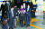 텔레그램에 ‘박사방’을 운영하며 미성년자를 포함한 여성들의 성 착취물을 제작, 유포한 혐의를 받는 조주빈이 지난 25일 서울 종로구 종로경찰서에서 검찰로 송치되는 중 포토라인에 서고 있다. 강졍현 기자