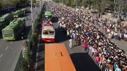 수십만 인도 노동자들, 코로나19로 뉴델리 탈출…아수라장으로 변한 버스정류장 