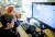 미국 워싱턴주의 한 중학교가 온라인으로 수업을 진행하자 집에서 엄마의 도움을 받아 온라인 과제를 하는 학생. [로이터=연합뉴스]