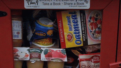 "저장식품 맘 편히 가져가세요" 美'작은 도서관', 물품 나눔 상자로 변신했다