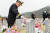27일 제5회 서해수호의 날 기념식이 열린 국립대전현충원 천안함 46용사 묘역을 찾은 천안함 폭침 당시 함장이었던 최원일 해군 중령과 장병들이 고인들을 참배하고 있다. 서해수호의 날(3월 넷째 금요일)은 제2연평해전(2002년6월29일)과 천안함 폭침(2010년3월26일), 연평도 포격도발(2010년11월23일) 등 서해에서 발생한 북한과의 3대 교전 도중 전사한 장병들을 추모하는 날이다. [프리랜서 김성태]