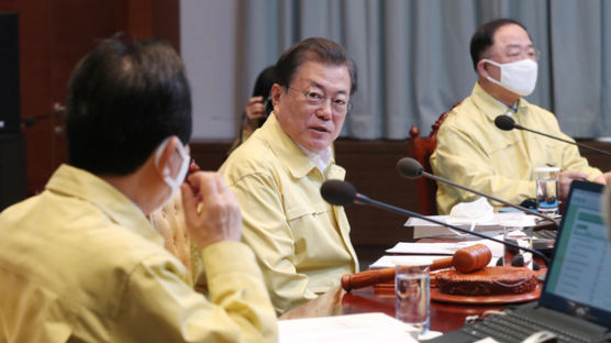 文대통령 "개학 연기 불가피, 격리 위반땐 강력 법적 조치"