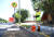  30일 호주 브리즈번 초등학교 앞 도로에 서서 교통 지도를 하고 있는 학부모. [EPA=연합뉴스] 