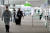 지난달 31일 오후 인천국제공항 제2터미널 옥외공간에 설치된 개방형 선별진료소(오픈 워킹스루)에서 런던 여객기를 타고 입국한 외국인들이 신종 코로나바이러스 감염증(코로나19)진단검사를 받고 있다. 뉴스1