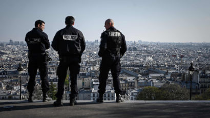 '코로나19 의심 증세' 프랑스 의사, 경찰에 고의로 기침했다가 실형