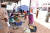 인도의 한 전통시장에서 손님들이 지정된 자리에 서서 물건을 구입하고 있다. ［트위터 캡처］