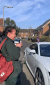 신종 코로나와 사투를 벌이는 영국 구급대원 타일라 포터가 출근길에 이웃들의 박수를 받고 눈물을 흘리고 있다. 이웃 주민들은 사회적 거리두기를 지키기 위해 각자의 현관문 앞에서만 박수를 쳤다. ［유튜브 캡처］
