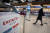 지난달 24일 서울 강서구 김포공항 국내선청사 내 텅 빈 이스타항공 수속 카운터 앞으로 공항 직원들이 지나가고 있다. 뉴스1