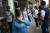 콜롬비아에 위치한 소아차 지역. 사람들이 마스크를 쓰고 슈퍼마켓 앞에 줄을 서 있다. 로이터=연합뉴스