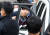 25일 조주빈(25·대화명 박사)이 서울 종로경찰서에서 검찰로 송치되고 있다. 강정현 기자