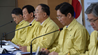 재난지원금 줄이자는 홍남기, 당·청 “선거 코앞인데” 압박