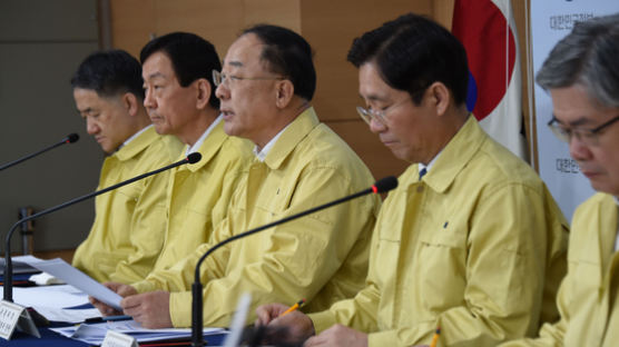 재난지원금 줄이자는 홍남기, 당·청 “선거 코앞인데” 압박