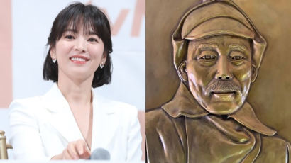 송혜교, '봉오동전투 영웅' 홍범도 부조 카자흐에 기증