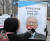 지난 2월 17일 오후 서울 연세대학교 정문 앞에서 아베규탄서대문행동 관계자 등이 류석춘 연세대 교수의 파면을 촉구하는 퍼포먼스를 하고 있다. 연합뉴스