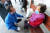 강준현 더불어민주당 세종을 후보(왼쪽)가 31일 오전 세종시 조치원역 인근에서 시민들과 인사를 나누고 있다. 장진영 기자