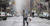 29일 뉴욕 맨해튼에서 한 남성이 마스크를 쓴 채 거리를 걷고 있다. AP=뉴시스 