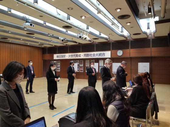  1일 제21대 국회의원 재외국민 선거 투표소가 개설된 도쿄 총영사관에서 대사관 관계자들이 투표를 하기 위해 1m씩 떨어져 기다리고 있다. [윤설영 특파원]