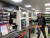 영국의 한 소매상 연합은 판매자와 손님 모두를 보호하기 위해 카운터에 투명한 벽을 설치했다.［트위터 캡처］