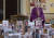 호아킴 지에슬러 신부가 29일 미사를 마친 뒤 신자들이 보낸 사진 앞에 서있다. [AP=연합뉴스]