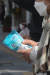 통계청은 3월 마스크 가격이 오프라인에서 평균 1800원, 온라인에선 4000원 선을 유지하고 있다고 밝혔다. 사진은 지난달 서울 종로구의 한 약국 앞에서 시민이 구입한 마스크를 손에 들고 있는 모습. 연합뉴스