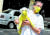 베네수엘라의 한 남성이 마스크를 한 반려견을 안고 걸어가는 모습. [AFP=연합뉴스]