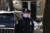 코로나19를 예방하기 위해 마스크를 쓴 뉴욕의 한 경찰관. AFP=연합뉴스
