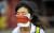 지난 2월 중국의 한 시민이 천을 덧댄 임시 마스크를 쓰고 지나가고 있다. 마스크 품귀 현상이 벌어진 미국에선 홈메이드 마스크에 대한 관심이 높아지고 있다. [EPA=연합뉴스]