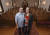 예비 신혼부부인 댄 스터글릭과 에이미 시몬슨이 지난달 31일(현지시간) 미국 미시간주의 한 교회에서 종이 하객들과 기념촬영을 하고 있다. AP=연합뉴스