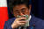 아베 신조 일본 총리가 28일 총리관저에서 신종 코로나 대책 관련 기자회견을 하는 도중 손수건으로 코 주변을 닦고 있다. [로이터=연합뉴스] 