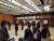 1일 제21대 국회의원 재외국민 선거 투표소가 개설된 도쿄총영사관. 투표하러 온 교민들이 1m씩 떨어져 기다리고 있다. 윤설영 특파원