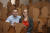 댄 스터글릭과 에이미 시몬슨이 자리에 앉아 '종이 하객'과 함께 기념촬영을 하고 있다. AP=연합뉴스
