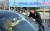 허정무 대전하나시티즌 이사장이 3일 대전월드컵경기장 주차장에서 시민들에게 마스크를 무료로 나눠주고 있다. 프리랜서 김성태 