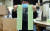 4.15 국회의원 선거를 보름앞둔 31일 대전의 한 인쇄소에서 충남도선관위 공무원이 무려 48.1cm의 길이의 갓 인쇄된 비례대표 투표용지를 살펴보고 있다.김성태