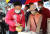 제21대 국회의원 선거운동이 시작된 2일 서울 종로구 평창동에서 거리유세에 나선 미래통합당 종로 황교안 후보가 요구르트를 구매하고 있다. [연합뉴스]