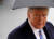 지난달 28일(현지시간) 도널드 트럼프 미국 대통령이 버지니아주 노퍽항구로 출발하기 전 백악관에서 기자진에게 우산을 쓴 채 발언하고 있다. 트럼프 대통령은 이날 미 해군 병원선 컴포트 호의 뉴욕 출항식에 참석했다. [로이터=연합뉴스]