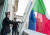 3월 31일(현지시간) 코로나19 희생자를 추모하는 조기를 게양하는 이탈리아 한 관청 건물. ANSA 통신=연합뉴스