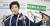 고이케 유리코 일본 도쿄도 지사가 지난달 25일 긴급 기자회견을 하던 중 '감염폭발 중대국면'이라고 쓴 카드를 들어 보이고 있다. [연합뉴스]