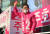 공식 선거운동 기간이 시작된 지난 2일 주호영 미래통합당 대구 수성갑 후보가대구 수성구 범어네거리에서 손을 흔들며 인사하고 있다. [뉴스1]