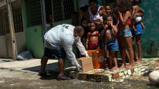 코로나보다 배고픔이 더 문제 ... 브라질·인도 빈민가 발 동동