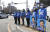 서울 종로구에 출마한 더불어민주당 이낙연 후보의 배우자와 선거운동원들이 지난 1일 오전 종로구 효자동에서 '조용한 거리유세'를 하고 있다. [연합뉴스]