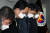 최대집 대한의사협회 회장과 회원들이 4일 서울 용산구 대한의사협회 사무실에서 신종 코로나바이러스 감염증(코로나19)로 사망한 의료진을 위해 묵념을 하고 있다. 뉴스1